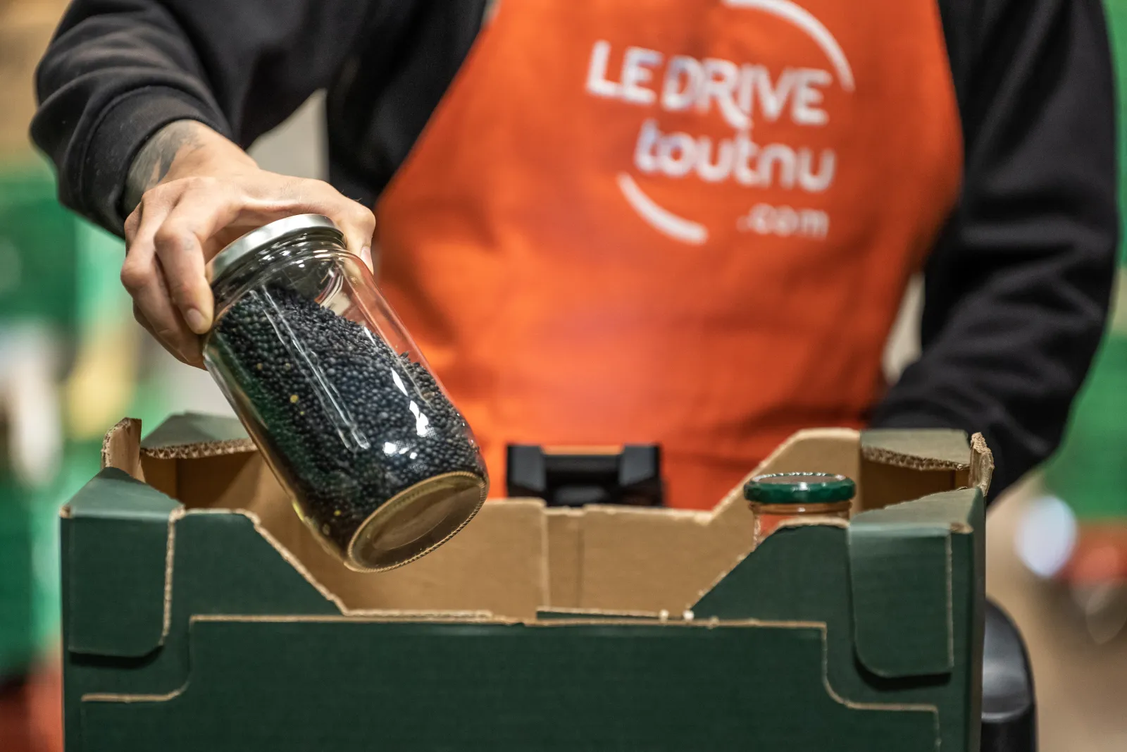 Préparation d'une commande en bocal dans l'entrepôt du Drive tout nu